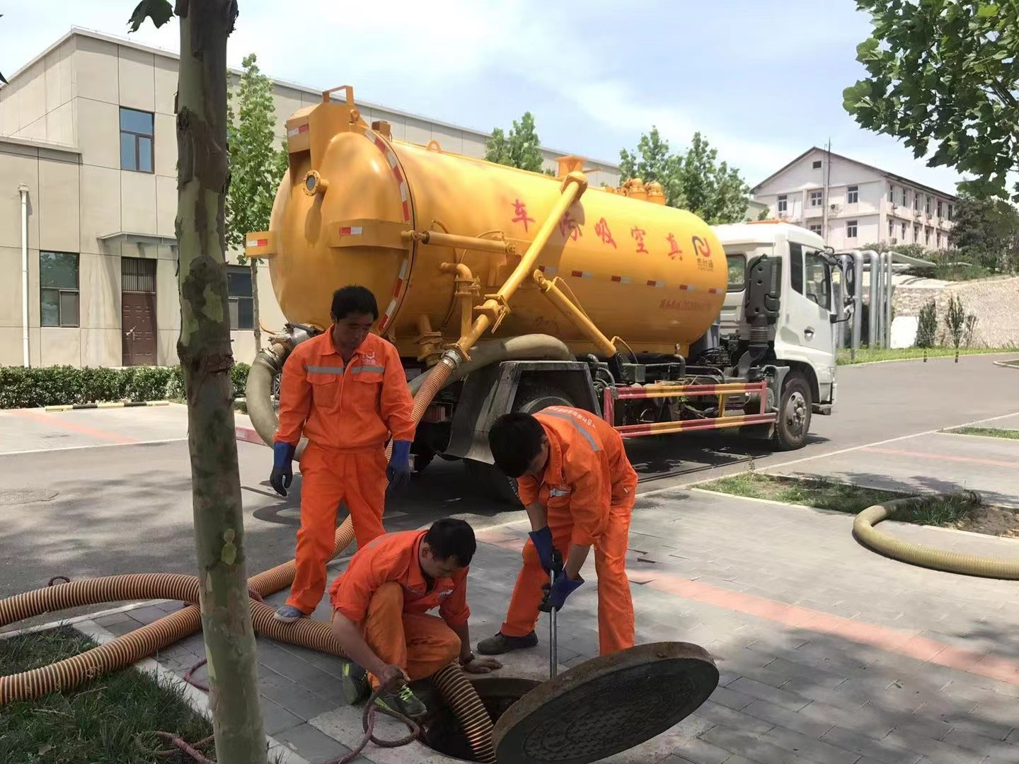 漾濞管道疏通车停在窨井附近