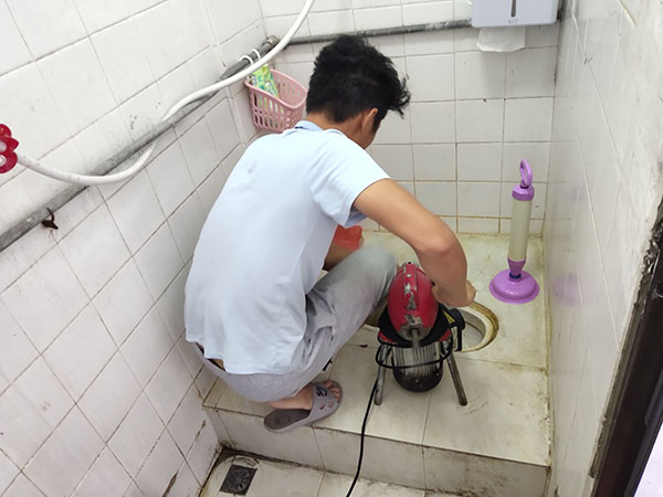 漾濞肥皂掉到马桶里把马桶堵住了怎么办？马桶堵住了怎么办